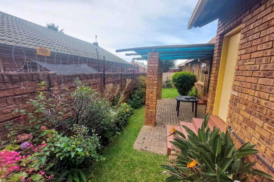 2 Bedroom Property for Sale in Rooihuiskraal North Gauteng