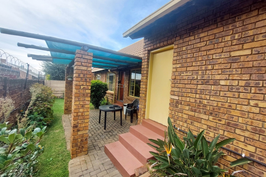 2 Bedroom Property for Sale in Rooihuiskraal North Gauteng