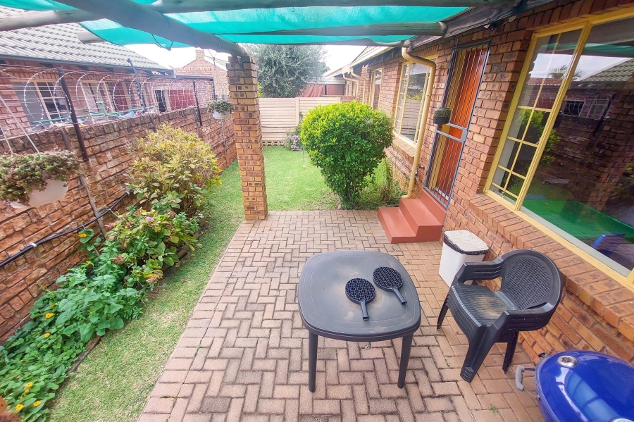 2 Bedroom Property for Sale in Rooihuiskraal North Gauteng