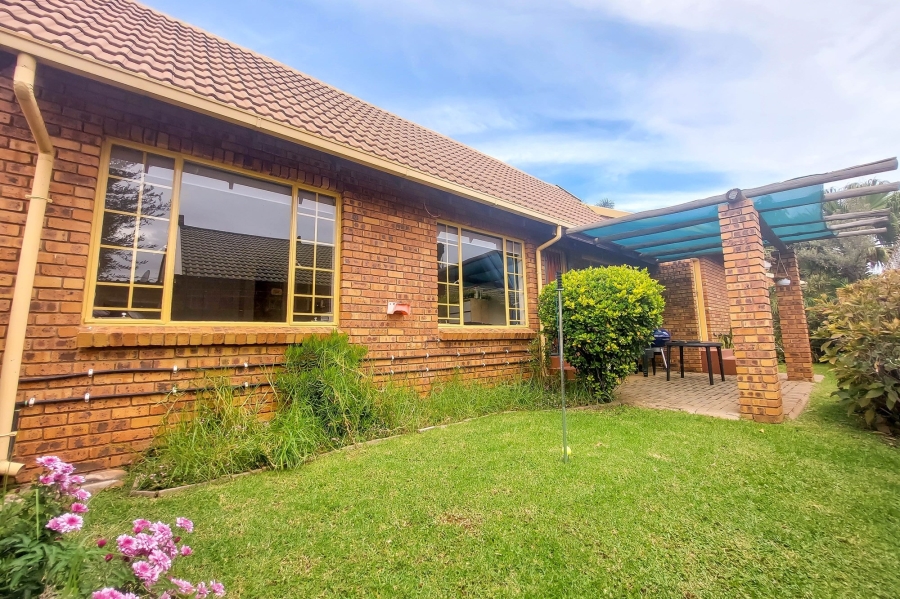 2 Bedroom Property for Sale in Rooihuiskraal North Gauteng