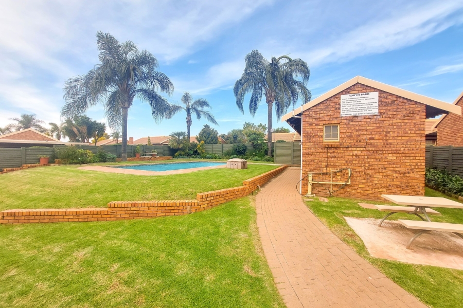 2 Bedroom Property for Sale in Rooihuiskraal North Gauteng