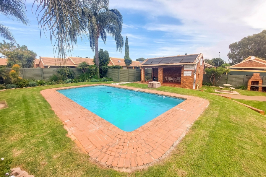 2 Bedroom Property for Sale in Rooihuiskraal North Gauteng