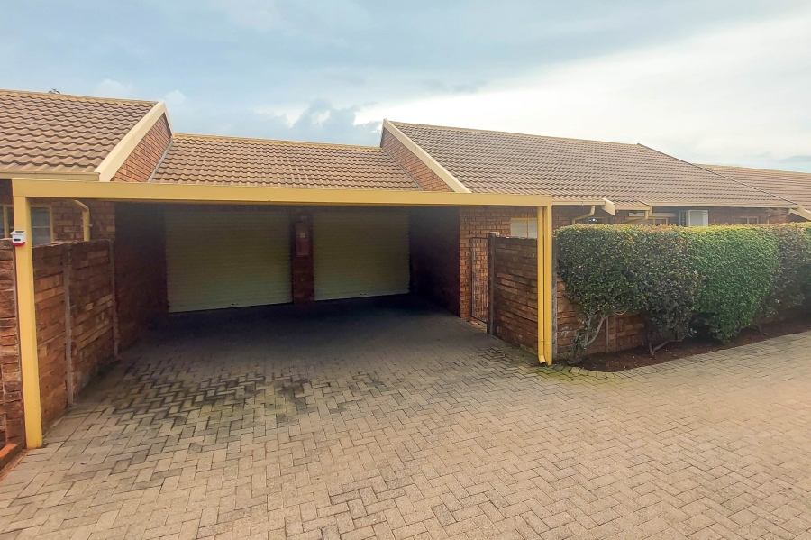 2 Bedroom Property for Sale in Rooihuiskraal North Gauteng