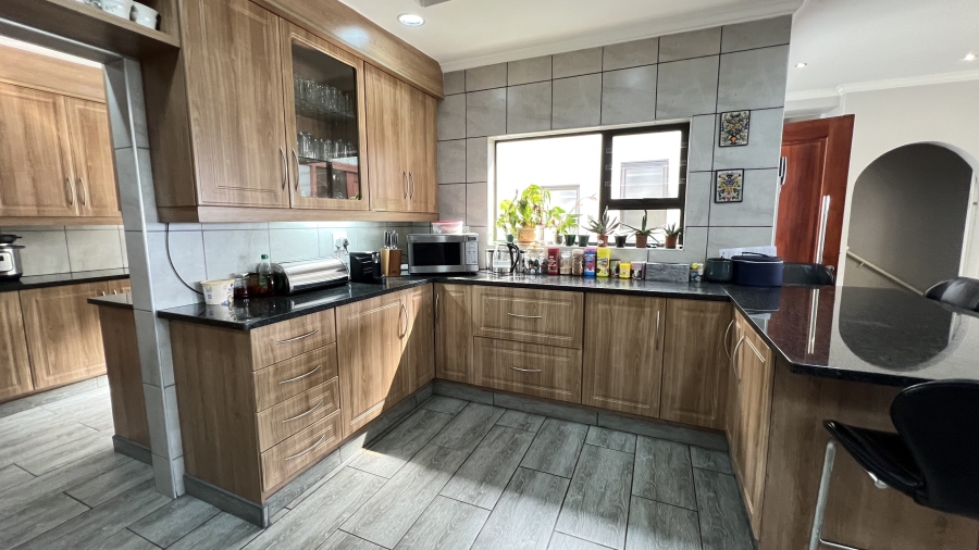 7 Bedroom Property for Sale in Rangeview Gauteng