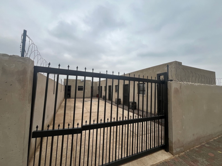 6 Bedroom Property for Sale in Vosloorus Gauteng