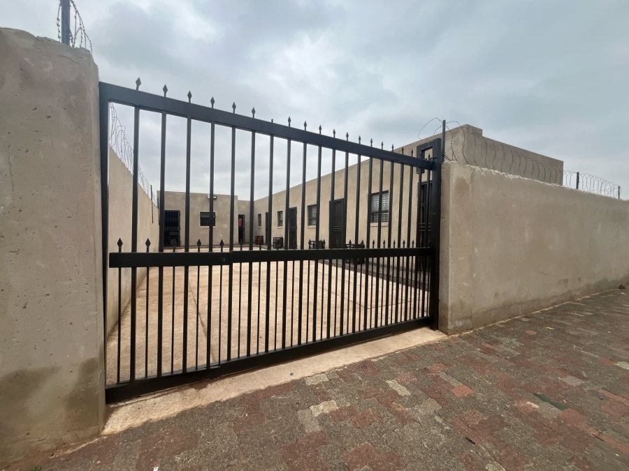 6 Bedroom Property for Sale in Vosloorus Gauteng