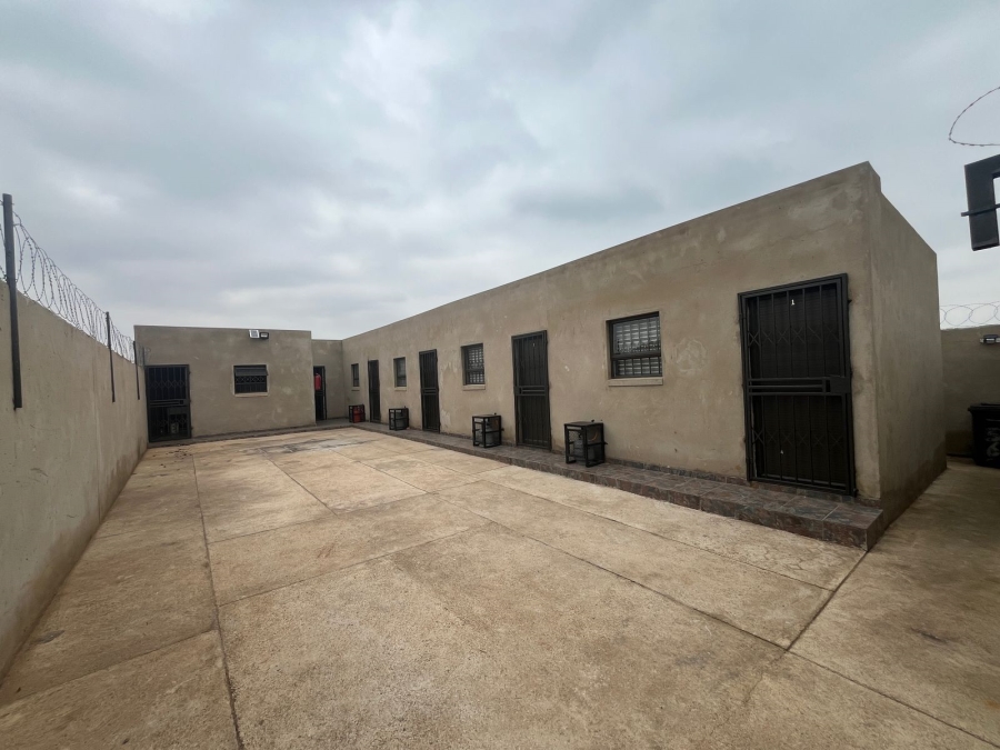 6 Bedroom Property for Sale in Vosloorus Gauteng