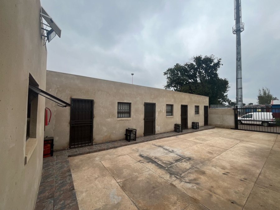 6 Bedroom Property for Sale in Vosloorus Gauteng