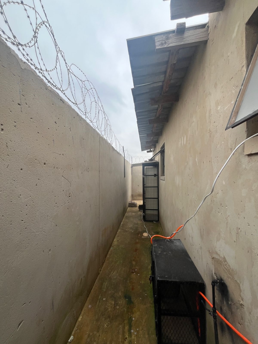 6 Bedroom Property for Sale in Vosloorus Gauteng