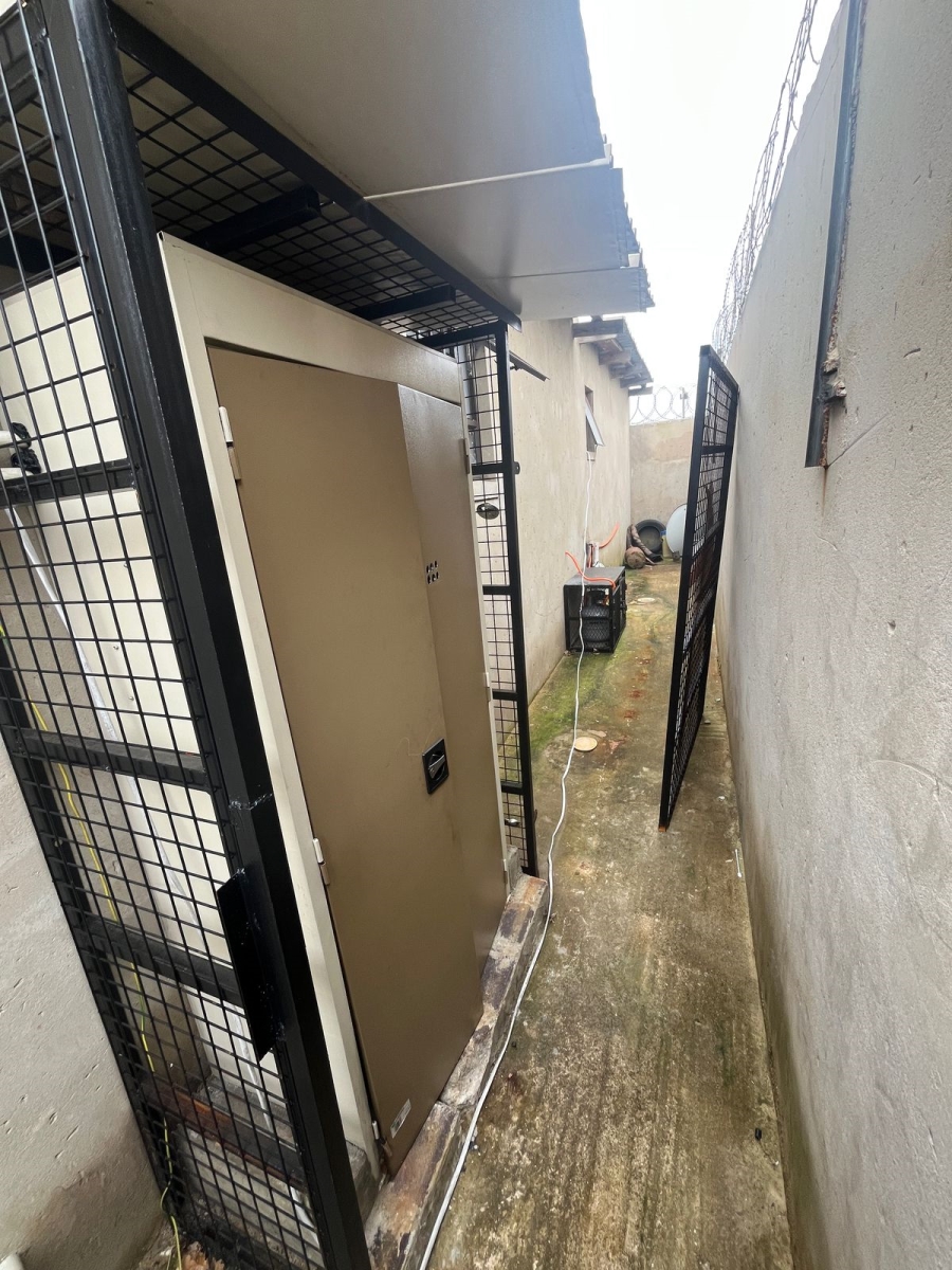6 Bedroom Property for Sale in Vosloorus Gauteng