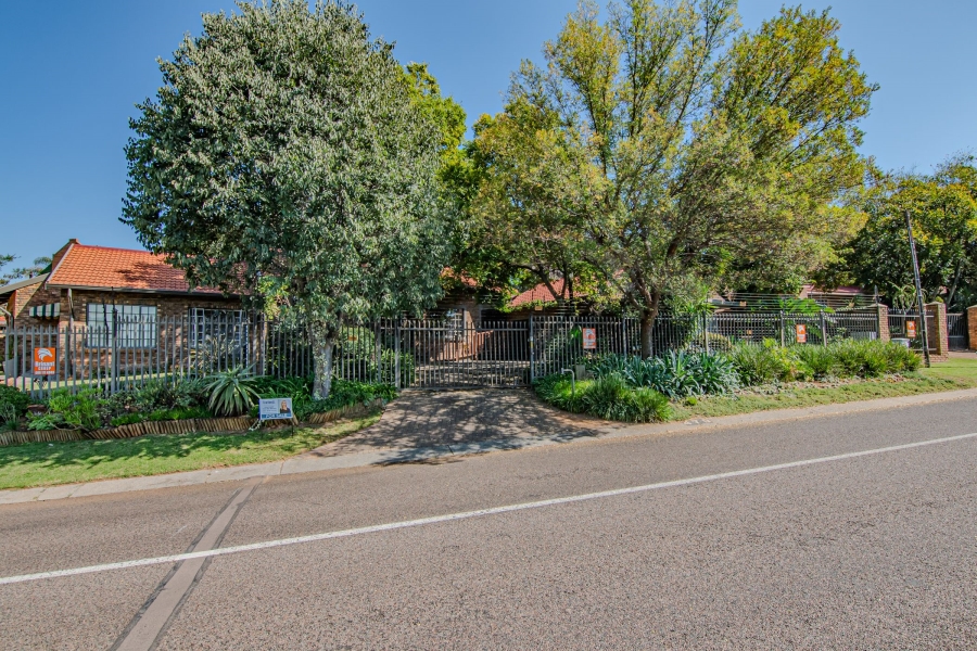 5 Bedroom Property for Sale in Moreleta Park Gauteng