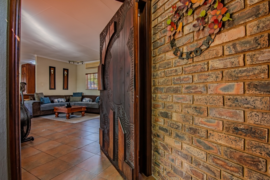 5 Bedroom Property for Sale in Moreleta Park Gauteng