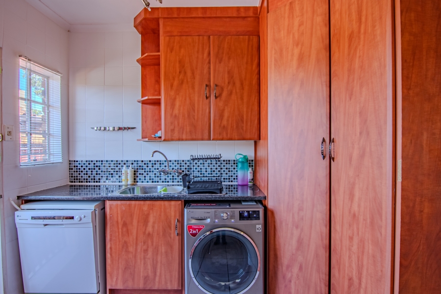 5 Bedroom Property for Sale in Moreleta Park Gauteng