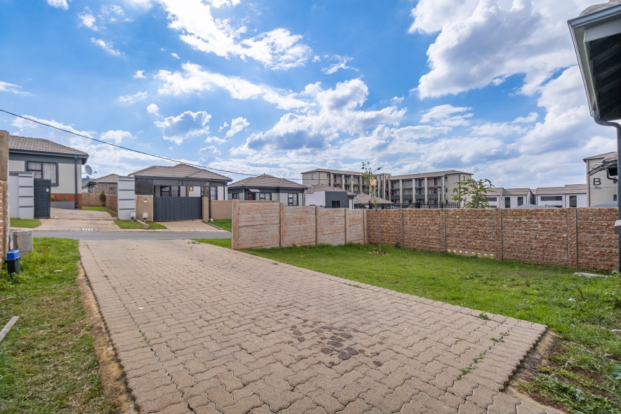 To Let 2 Bedroom Property for Rent in Fleurhof Gauteng