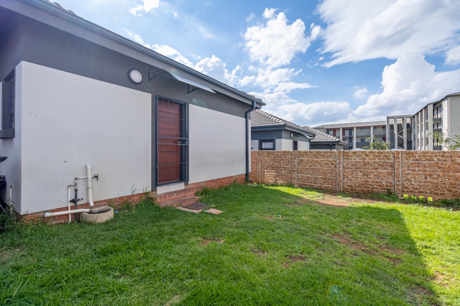 To Let 2 Bedroom Property for Rent in Fleurhof Gauteng