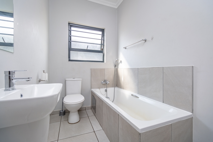To Let 2 Bedroom Property for Rent in Fleurhof Gauteng