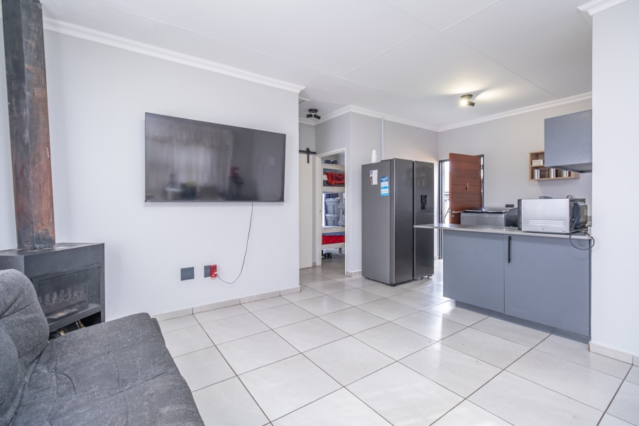 To Let 2 Bedroom Property for Rent in Fleurhof Gauteng