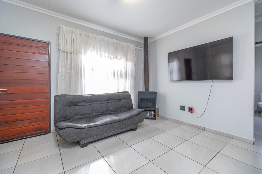 To Let 2 Bedroom Property for Rent in Fleurhof Gauteng