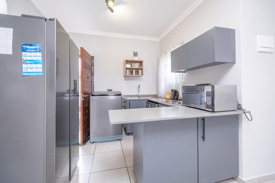 To Let 2 Bedroom Property for Rent in Fleurhof Gauteng