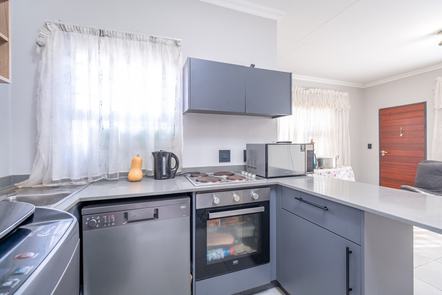 To Let 2 Bedroom Property for Rent in Fleurhof Gauteng