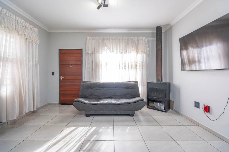 To Let 2 Bedroom Property for Rent in Fleurhof Gauteng