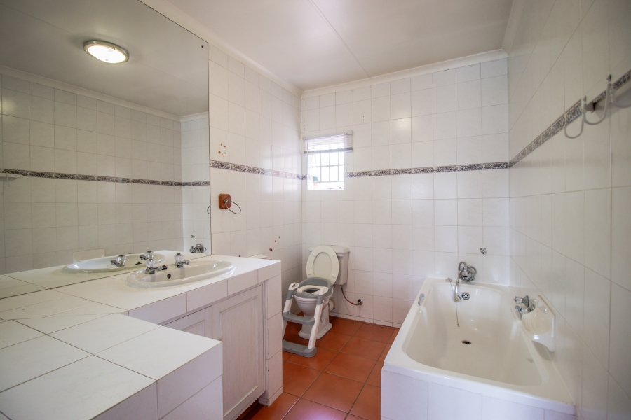 4 Bedroom Property for Sale in Parkhill Gardens Gauteng