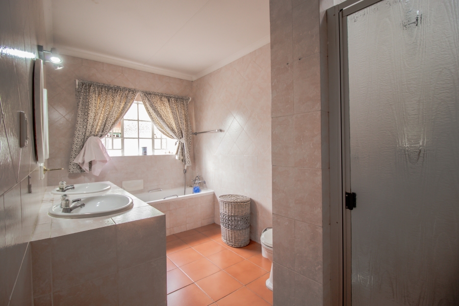 4 Bedroom Property for Sale in Parkhill Gardens Gauteng