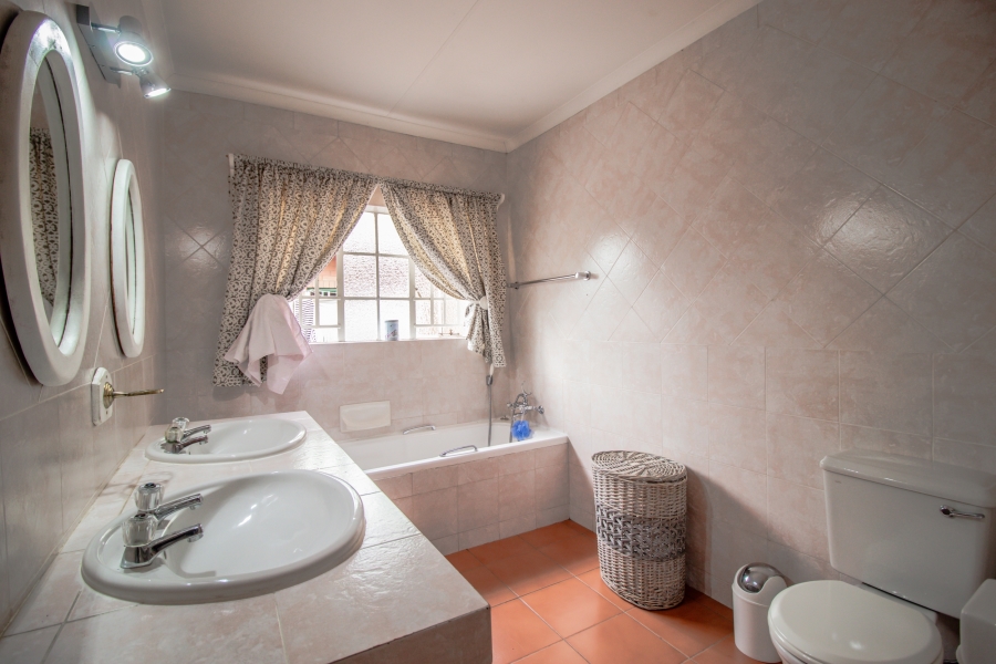 4 Bedroom Property for Sale in Parkhill Gardens Gauteng