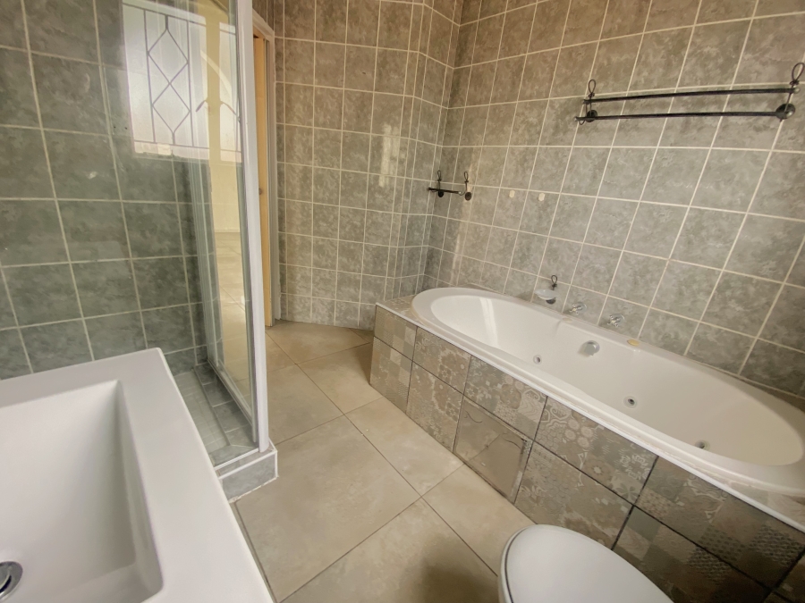 2 Bedroom Property for Sale in Roodekrans Gauteng