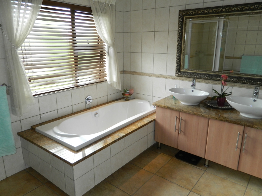4 Bedroom Property for Sale in Silver Lakes Golf Estate Gauteng