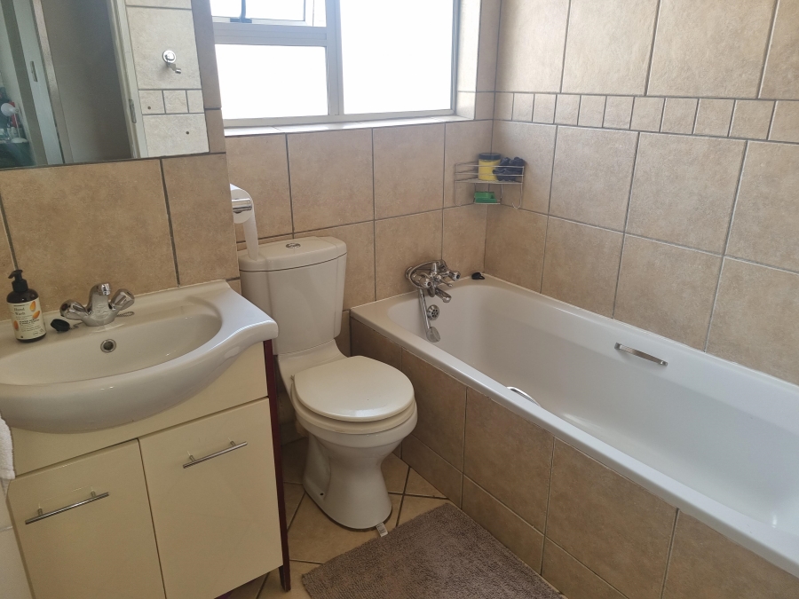 To Let 2 Bedroom Property for Rent in Leeuwenhof Estate Gauteng