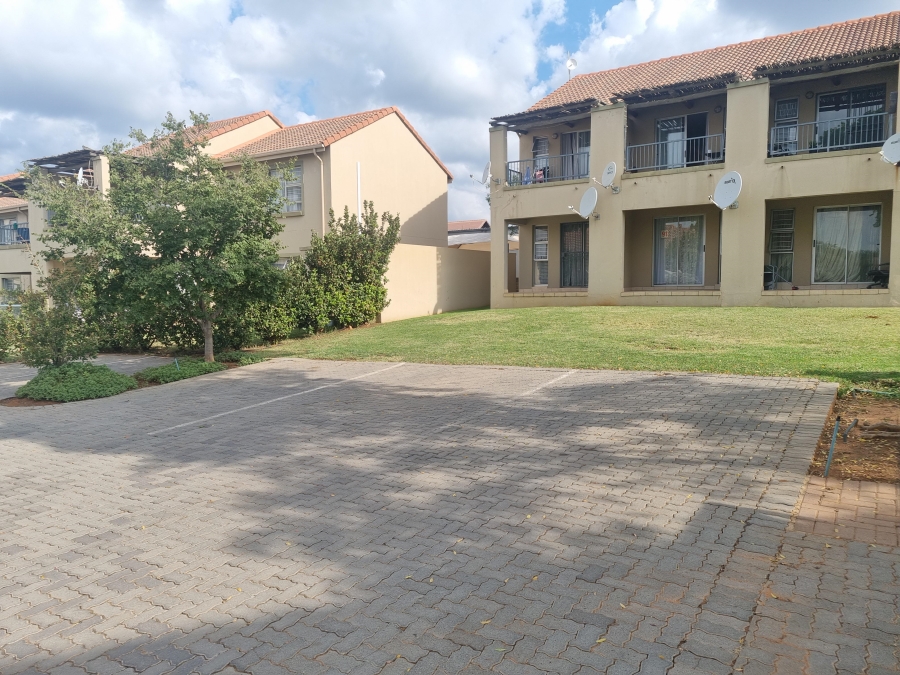 To Let 2 Bedroom Property for Rent in Leeuwenhof Estate Gauteng