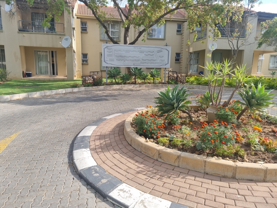 To Let 2 Bedroom Property for Rent in Leeuwenhof Estate Gauteng