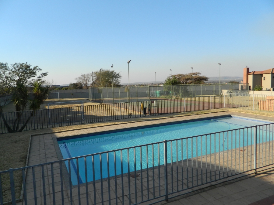 To Let 2 Bedroom Property for Rent in Leeuwenhof Estate Gauteng