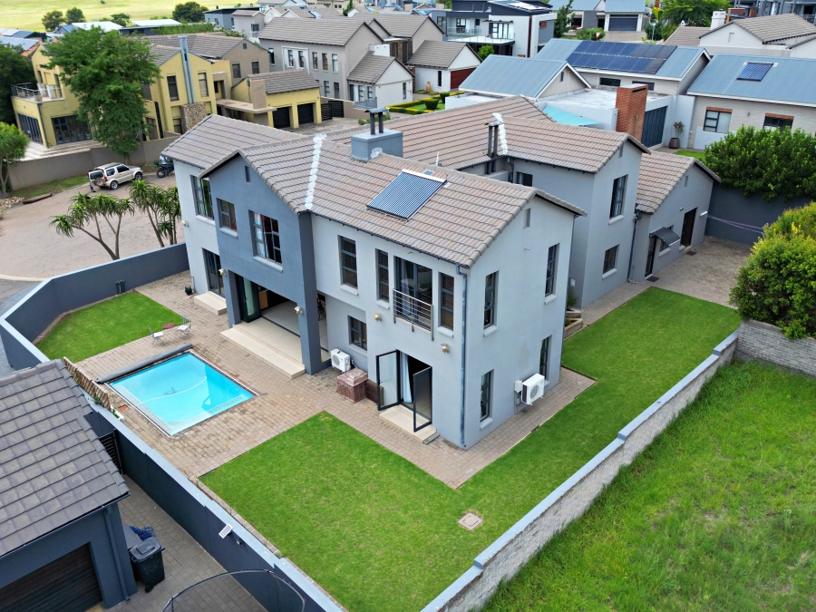 5 Bedroom Property for Sale in Copperleaf Estate Gauteng