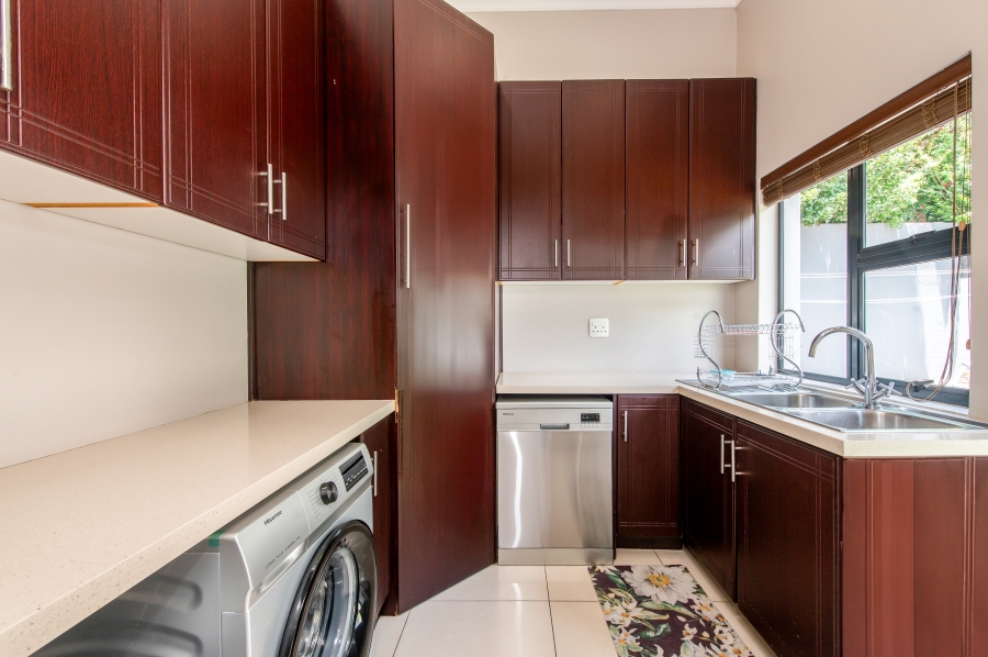 5 Bedroom Property for Sale in Copperleaf Estate Gauteng