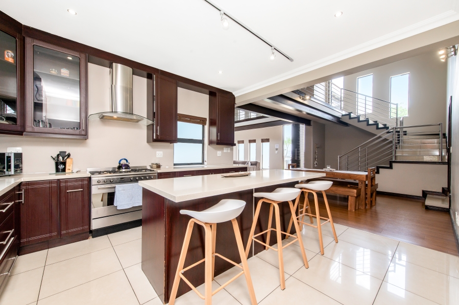 5 Bedroom Property for Sale in Copperleaf Estate Gauteng