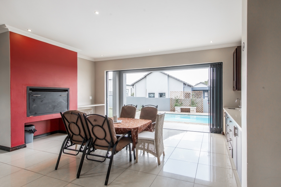 5 Bedroom Property for Sale in Copperleaf Estate Gauteng