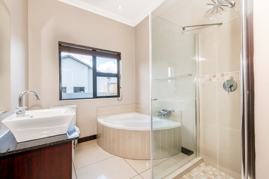 5 Bedroom Property for Sale in Copperleaf Estate Gauteng