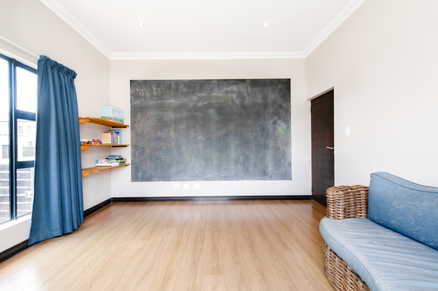 5 Bedroom Property for Sale in Copperleaf Estate Gauteng