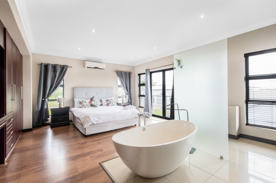 5 Bedroom Property for Sale in Copperleaf Estate Gauteng