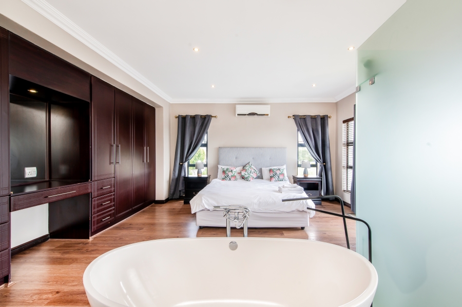 5 Bedroom Property for Sale in Copperleaf Estate Gauteng