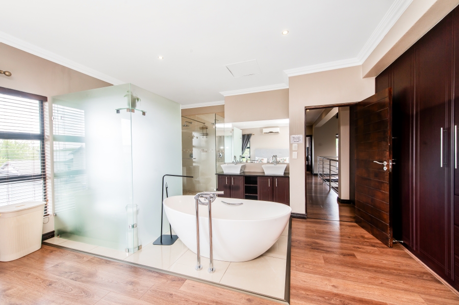 5 Bedroom Property for Sale in Copperleaf Estate Gauteng