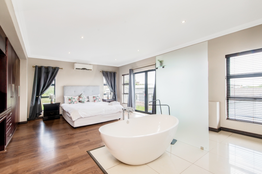 5 Bedroom Property for Sale in Copperleaf Estate Gauteng