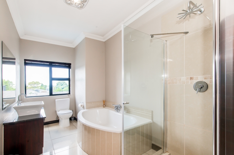 5 Bedroom Property for Sale in Copperleaf Estate Gauteng