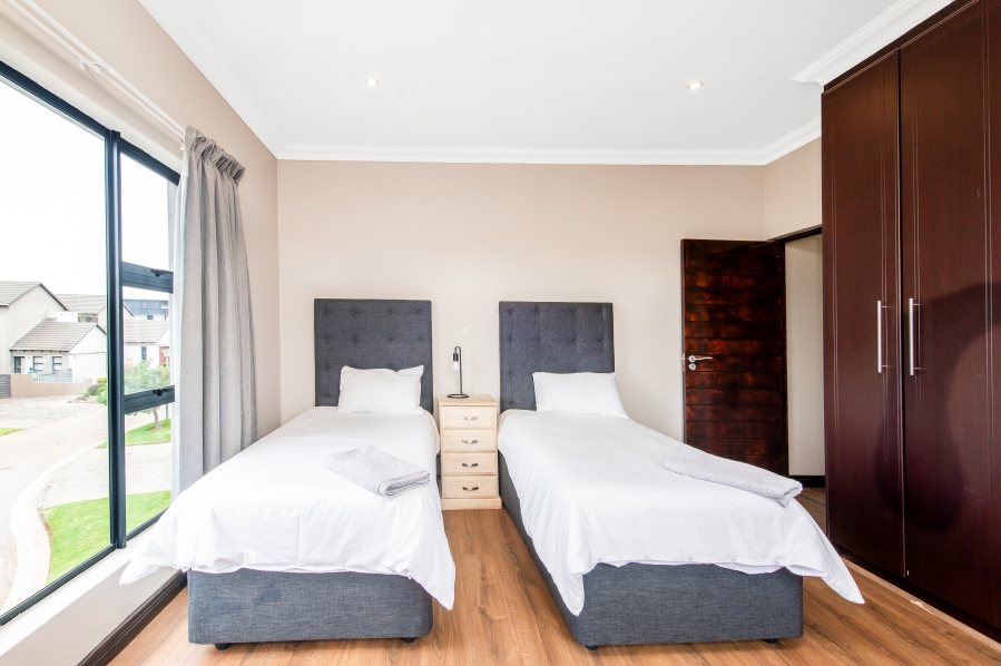 5 Bedroom Property for Sale in Copperleaf Estate Gauteng