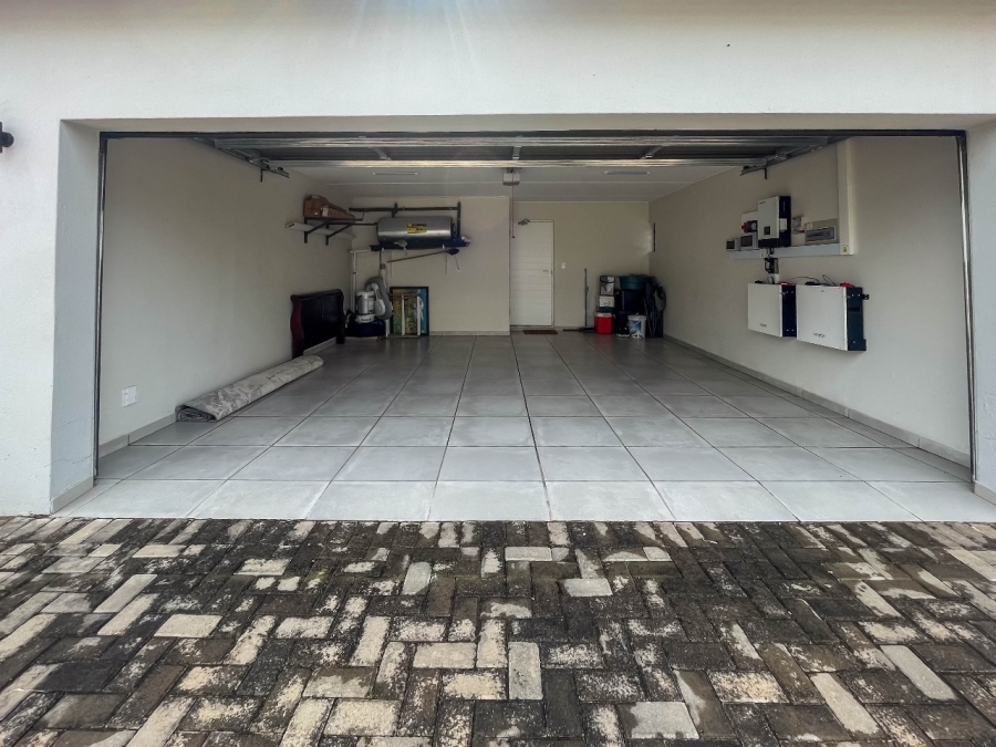 To Let 4 Bedroom Property for Rent in Little Falls Gauteng