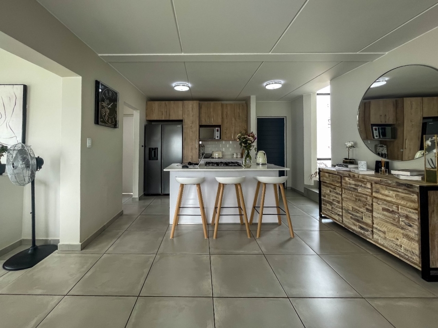To Let 4 Bedroom Property for Rent in Little Falls Gauteng