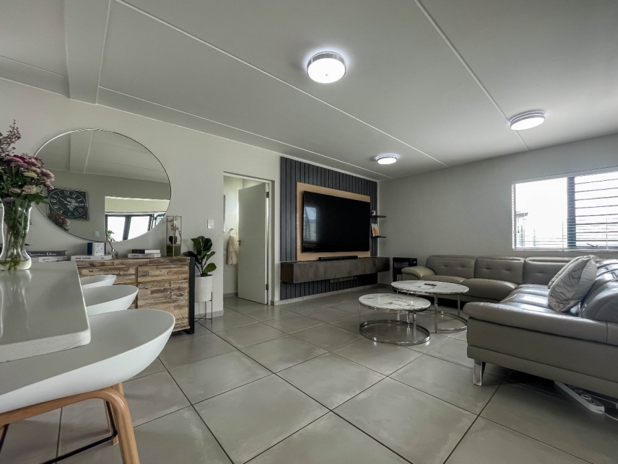 To Let 4 Bedroom Property for Rent in Little Falls Gauteng