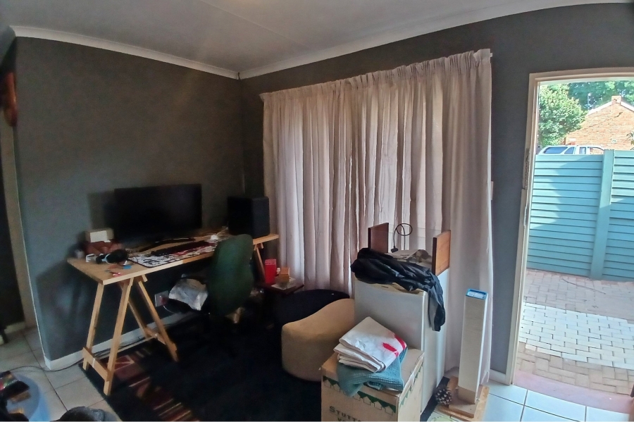 1 Bedroom Property for Sale in Rooihuiskraal North Gauteng